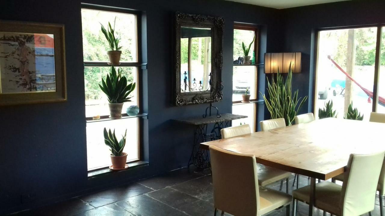 The Village Studio Apartments モアテ エクステリア 写真