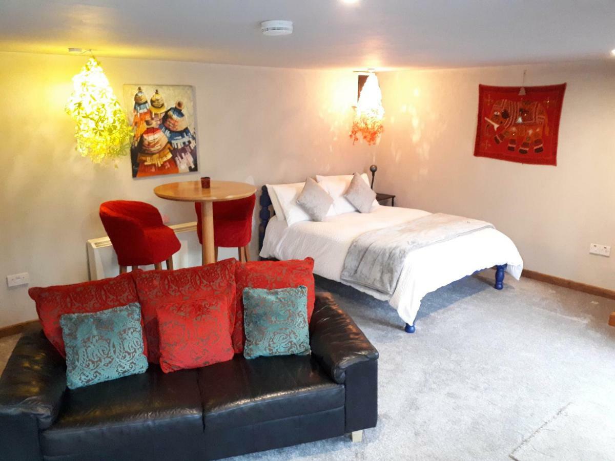 The Village Studio Apartments モアテ エクステリア 写真