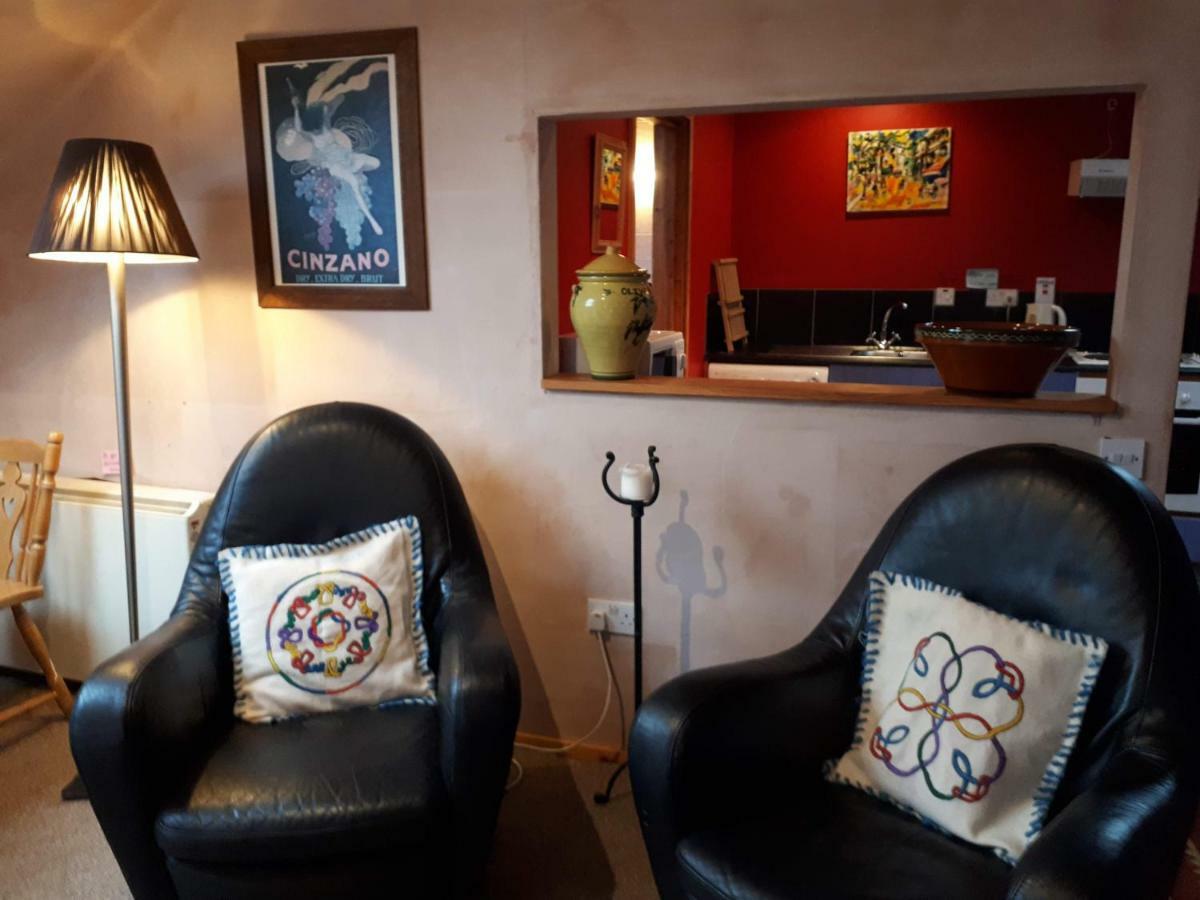 The Village Studio Apartments モアテ エクステリア 写真